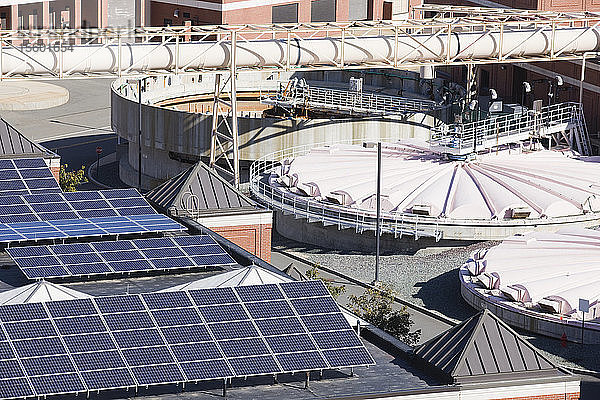 Sonnenkollektoren in einer Wasseraufbereitungsanlage