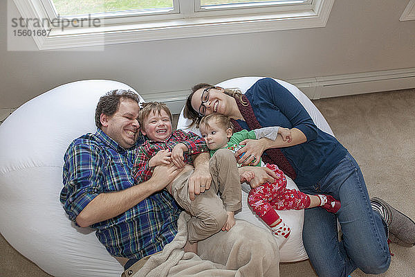 Glückliche Familie beim Spielen zu Hause