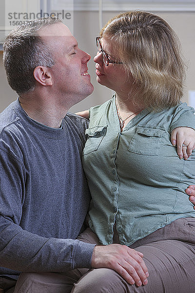 Frau mit TAR-Syndrom will ihren Mann küssen