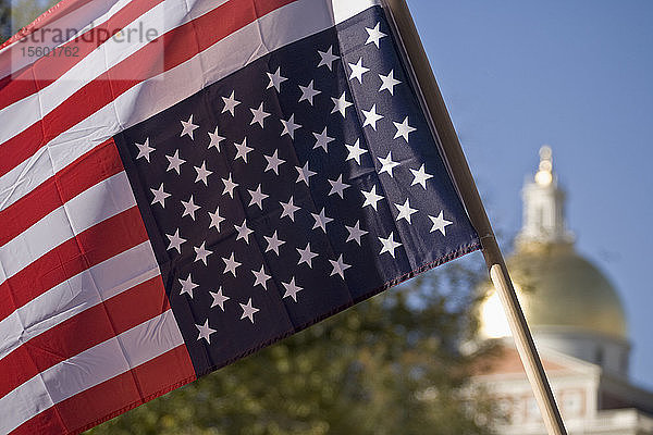 Umgedrehte amerikanische Flagge bei einem Protestmarsch  Massachusetts State House  Boston  Massachusetts  USA