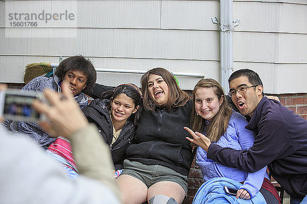 Eine Gruppe von Freunden mit Behinderungen hat Spaß vor der Kamera
