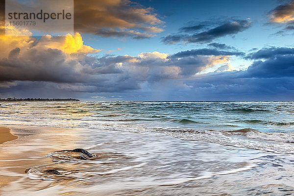 Sonnenaufgang über dem Pazifischen Ozean von der Küste von Kauai und dunkle Wolken am Horizont; Kauai  Hawaii  Vereinigte Staaten von Amerika