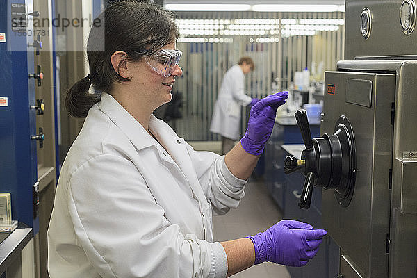 Labortechniker beim Öffnen des Sterilisationstanks