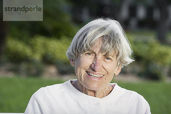 Porträt einer lächelnden älteren Frau.