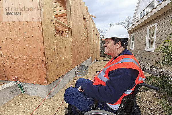 Bauingenieur mit Querschnittslähmung inspiziert den Bau eines neuen Hauses