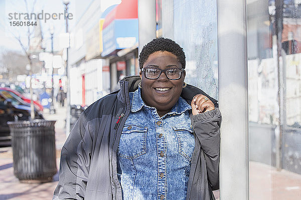 Porträt einer glücklichen Frau mit bipolarer Störung beim Einkaufen in ihrer Nachbarschaft