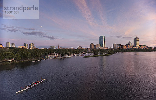 Boot auf dem Fluss mit der Skyline der Stadt im Hintergrund  Charles River  Back Bay  Boston  Suffolk County  Massachusetts  USA