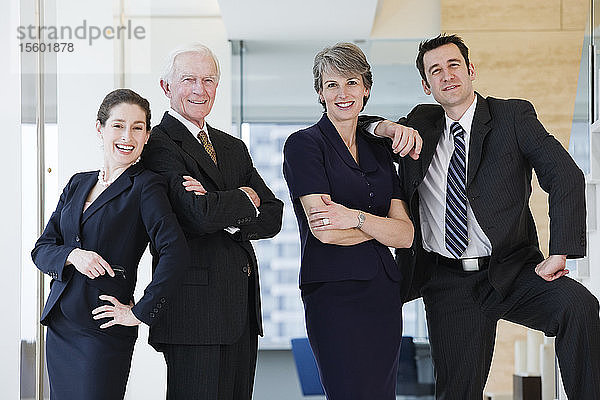 Porträt von lächelnden Geschäftsleuten in einem Büro.