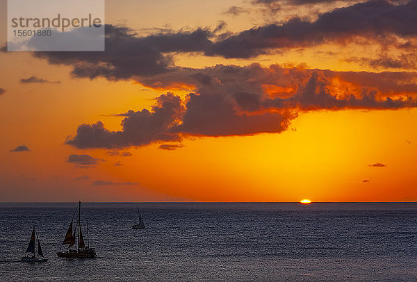 Segeln vor Waikiki Beach bei Sonnenuntergang; Honolulu  Oahu  Hawaii  Vereinigte Staaten von Amerika