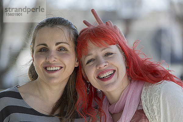 Zwei junge Frauen mit Sehbehinderungen haben Spaß