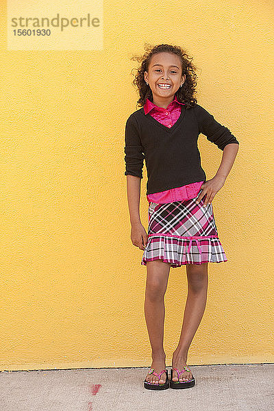 Porträt eines lächelnden hispanischen Mädchens