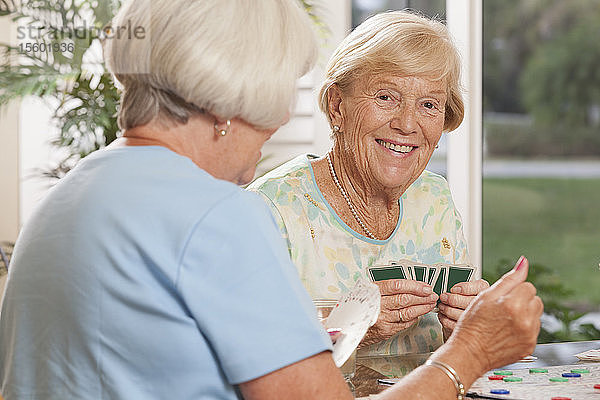 Ältere Frauen spielen Karten