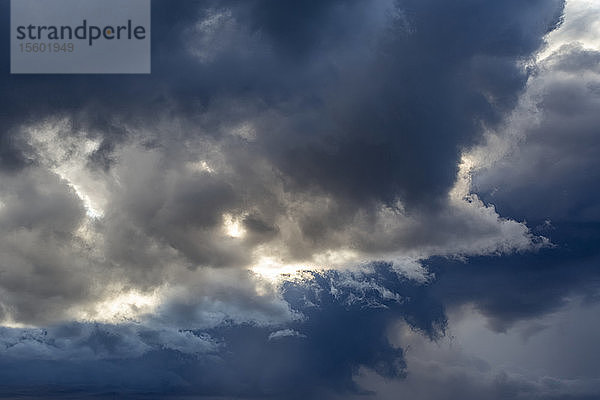 Dramatische dunkle Wolken mit Sonnenlicht  Tunkwa Lake; British Columbia  Kanada