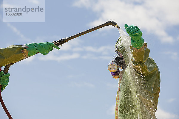 HazMat-Feuerwehrmann erhält Dekontaminationswäsche