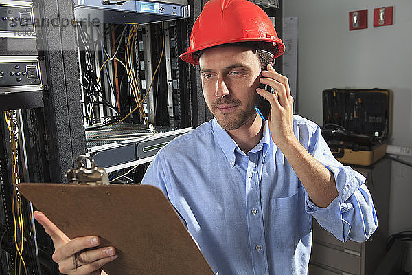 Netzwerktechniker bei der Fehlersuche am Telefon