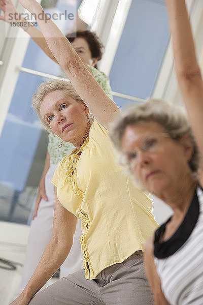 Gymnastikkurs für Senioren mit Stretching für Frauen
