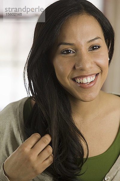 Nahaufnahme einer lächelnden hispanischen Frau
