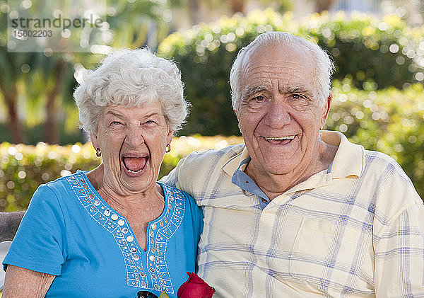 Älteres Paar lächelnd und lachend in einem Park