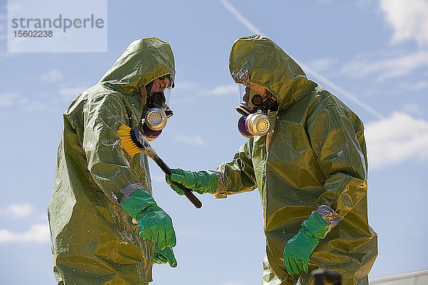 HazMat-Feuerwehrmann erhält Dekontaminationswäsche