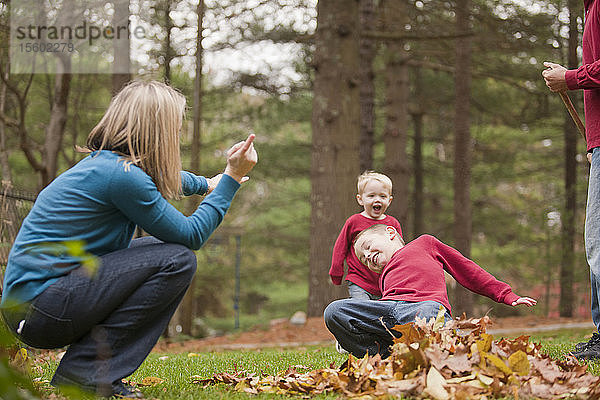 Frau  die das Wort Go in amerikanischer Gebärdensprache gebärdet  während sie mit ihrem Sohn in einem Park kommuniziert