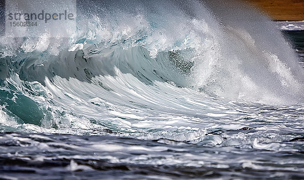 Große Wellen brechen an die Küste; Hawaii  Vereinigte Staaten von Amerika