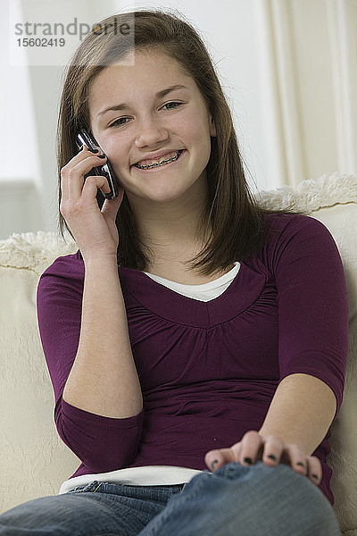 Teenager-Mädchen spricht mit einem Mobiltelefon