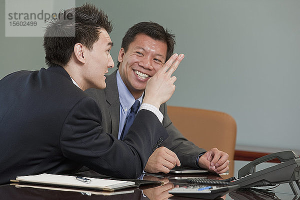 Zwei Geschäftsleute in einem Sitzungssaal