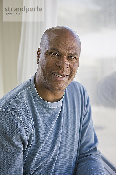 Porträt eines lächelnden Mannes im mittleren Erwachsenenalter