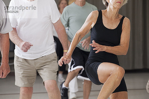 Ältere Menschen bei der Ausübung eines Sportkurses