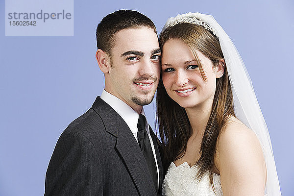 Porträt eines lächelnden Brautpaares.