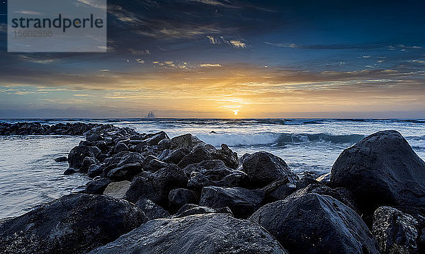 Goldener Sonnenaufgang über dem Lydgate Park  dem Wellenbrecher und dem Meer an der Küste von Kauai; Kapaa  Kauai  Hawaii  Vereinigte Staaten von Amerika