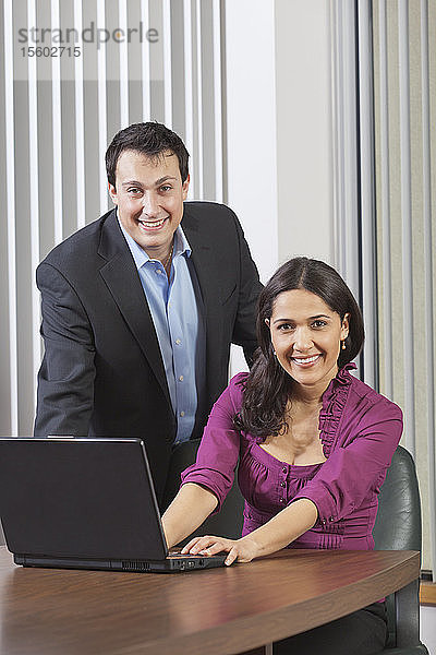 Porträt eines Geschäftsmannes und einer Geschäftsfrau am Computer