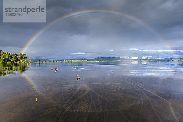 Regenbogen auf dem ländlichen Lake Umbagog
