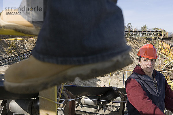 Zwei Ingenieure an einem Förderband auf einer Baustelle