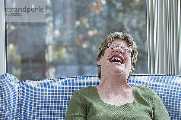 Frau mit Autismus lachend