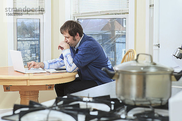 Mann mit Asperger-Syndrom arbeitet beim Kochen in seinem Haus