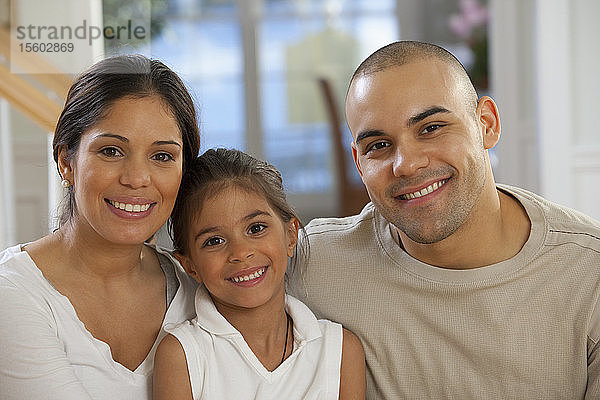 Porträt einer lächelnden hispanischen Familie