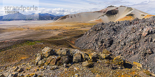 Ein Lavapfropfen markiert den Schlot des Novarupta  der 1912 ausbrach und das Tal der Zehntausend Rauche im Katmai National Park and Preserve erschuf; Alaska  Vereinigte Staaten von Amerika