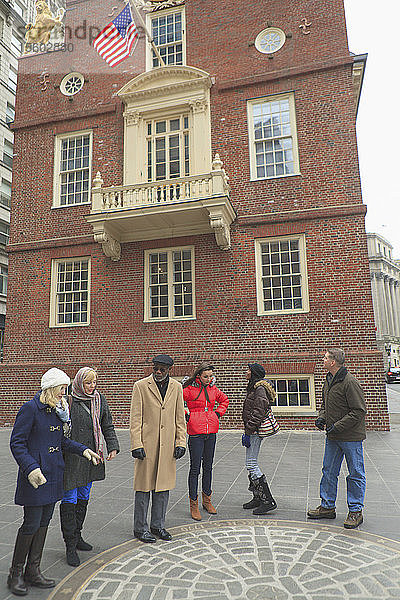 Touristen vor dem Old State House mit Blick auf die Boston Massacre Historic Site  Boston  Suffolk County  Massachusetts  USA