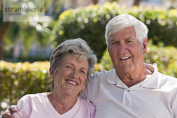 Porträt eines lächelnden Seniorenpaares