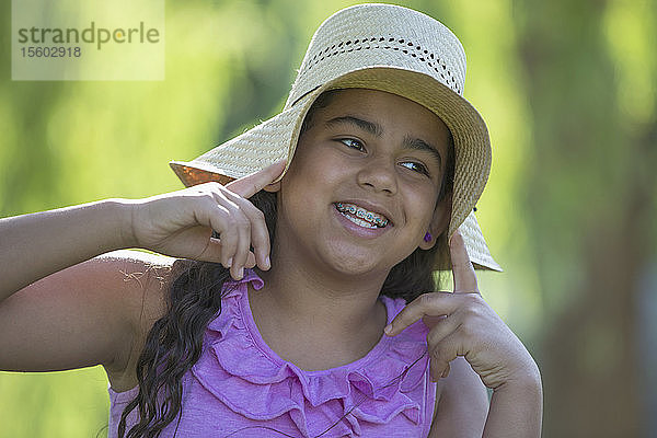 Porträt eines hispanischen Teenagers mit lächelnder Zahnspange