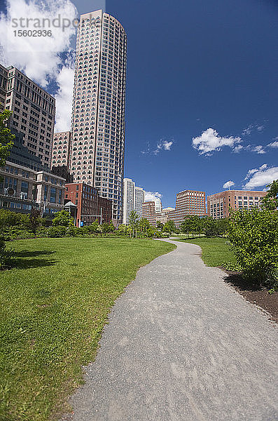Fußweg  der zu Gebäuden führt  Boston  Massachusetts  USA