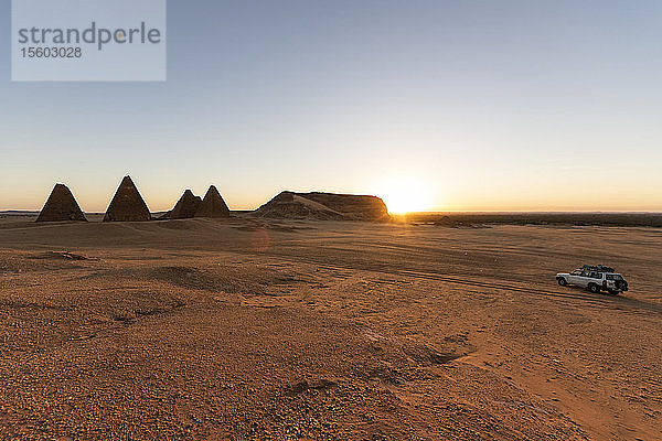 Feld der kuschitischen Königspyramiden und der Berg Jebel Barkal bei Sonnenaufgang; Karima  Nordstaat  Sudan