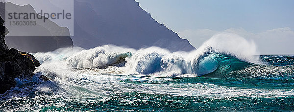 Große Wellen brechen entlang der zerklüfteten Küste der Na Pali Coast am Ke'e Beach; Kauai  Hawaii  Vereinigte Staaten von Amerika