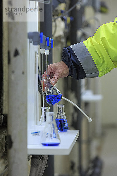 Ingenieur der Wasserbehörde testet Wasserprobe