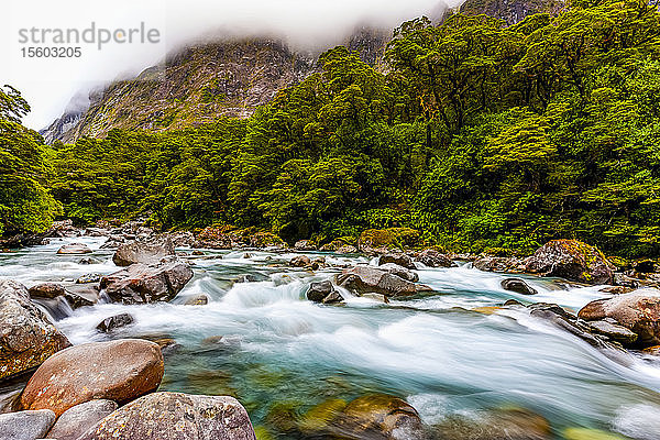 Ein Fluss bei niedriger Bewölkung; Südinsel  Neuseeland