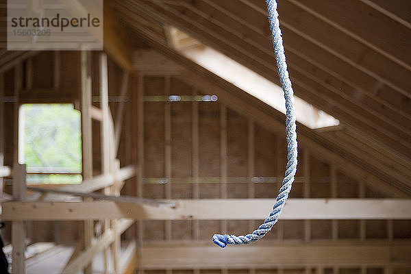 Sicherheitsseil an einem im Bau befindlichen Haus