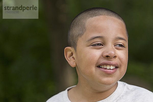 Porträt eines glücklichen hispanischen Jungen mit Autismus