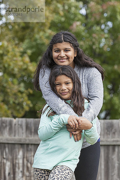 Teenager mit Autismus und ihre Schwester