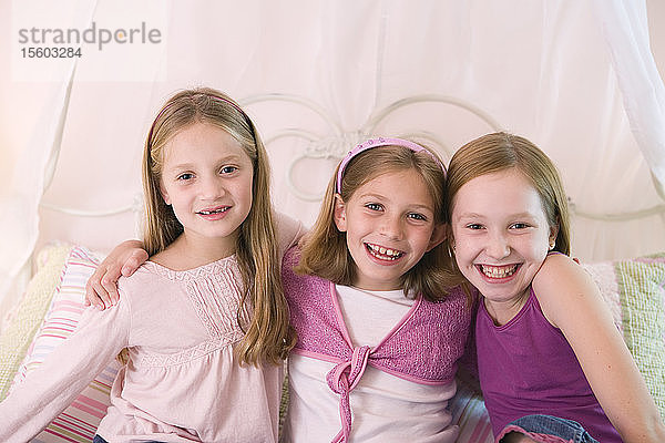 Porträt von drei lächelnden  süßen Mädchen.